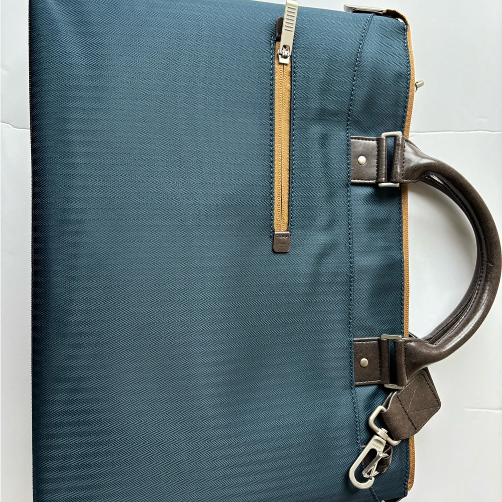 Moshi Urbana laptop 15" case excellent used condition. No pen-marks/blemishes. - Picture 2 of 7